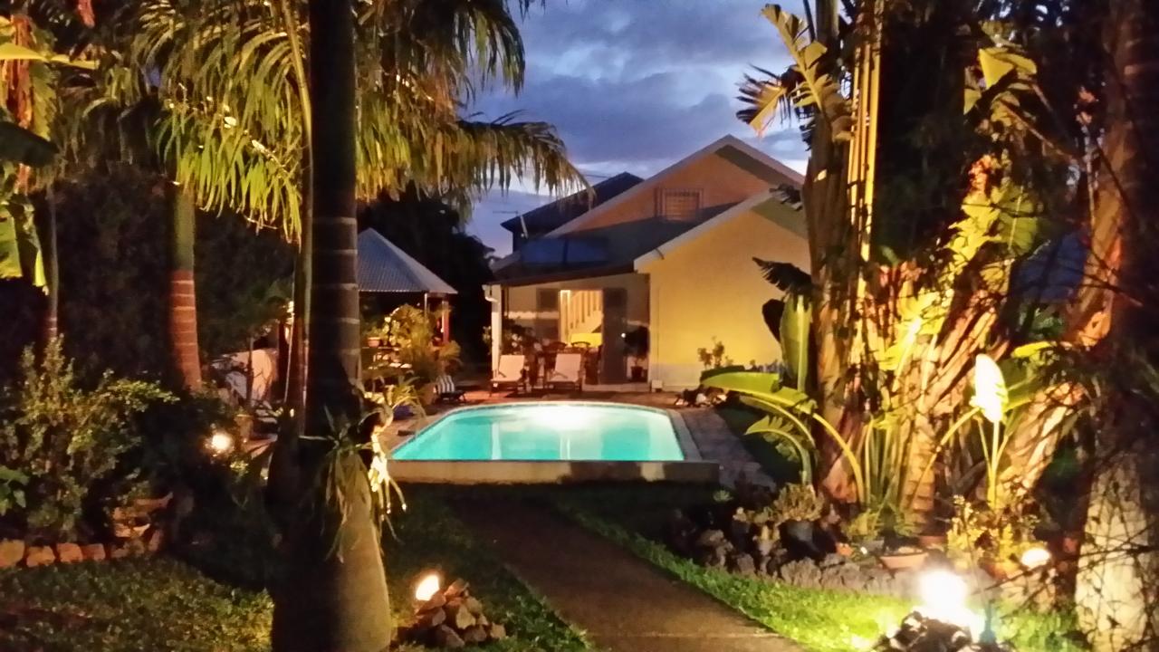 vue de nuit de la location du fond du jardin