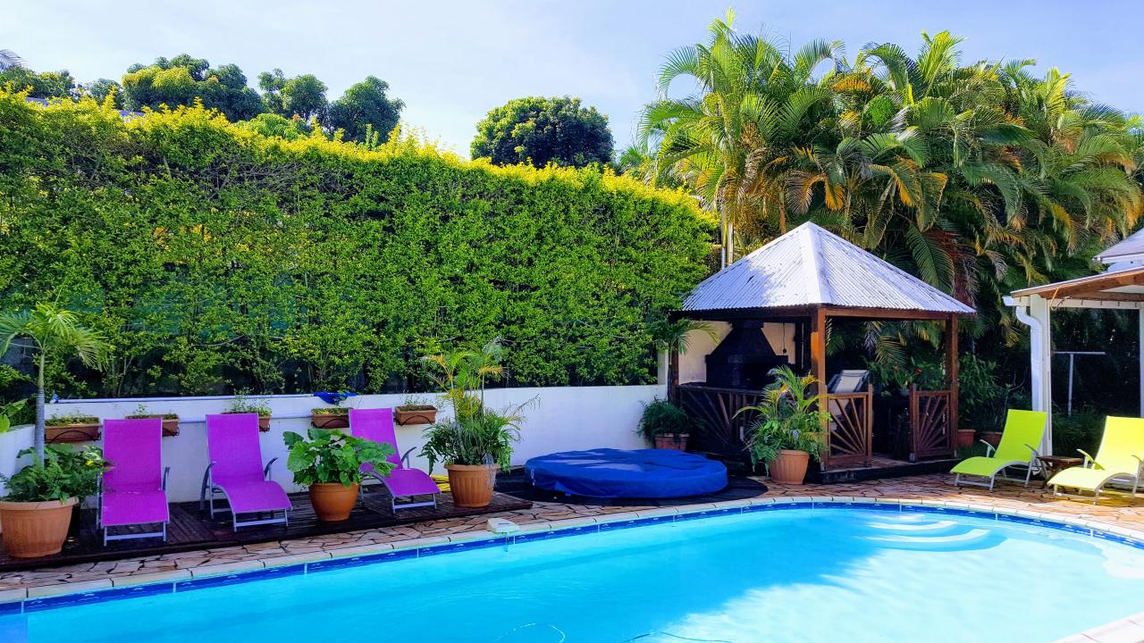 Piscine et jacuzzi du logement