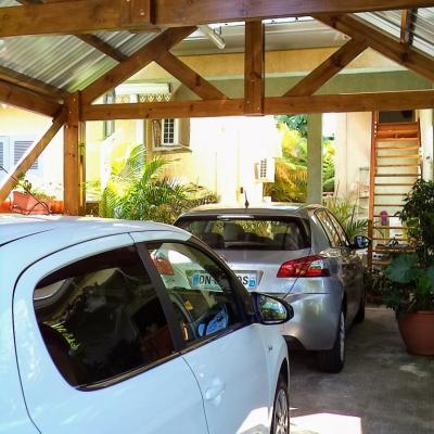 Abri de voiture, en face à droite, l'escalier qui mène au studio