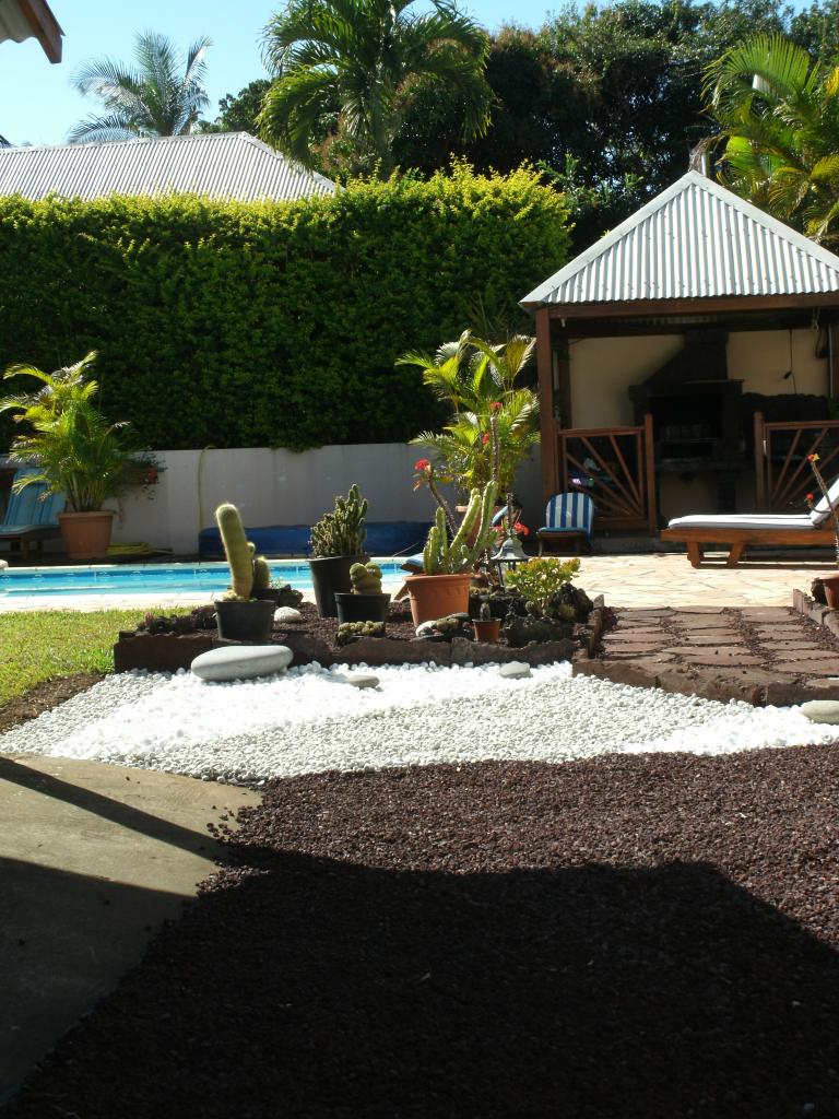 en arrière fond piscine et kiosque du barbecue de la location