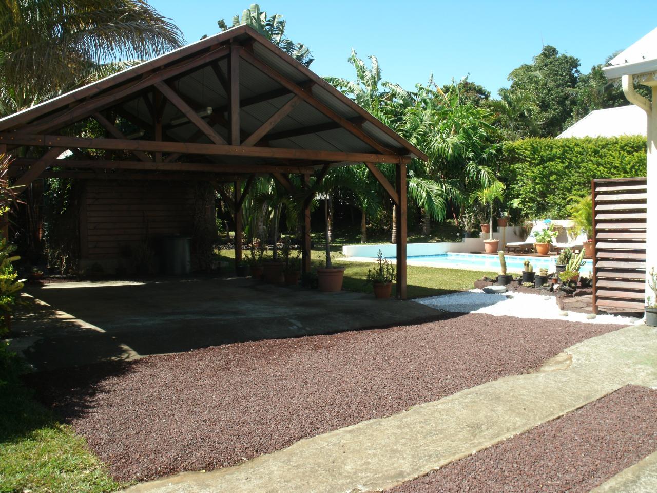 abri de voiture à l'entrée de la villa