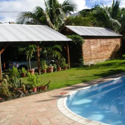 piscine,abri de voiture et abri de jardin de la location de vacances