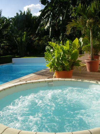 jacuzzi et piscine de la location saisonnière