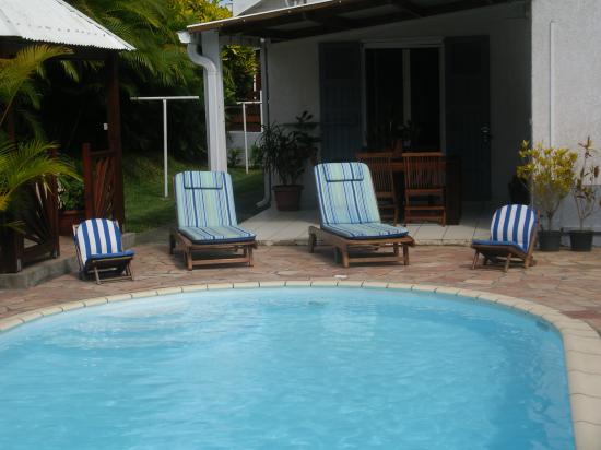 piscine et petite varangue de la maison