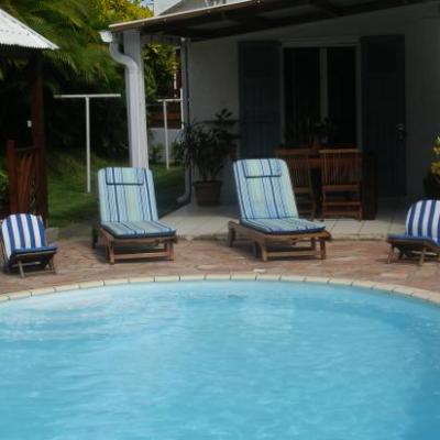 piscine et petite varangue de la maison