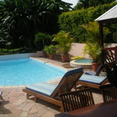 vue de la piscine de la petite varangue de la villa