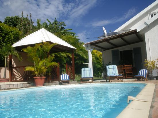 piscine et façade gauche du meublé de tourisme