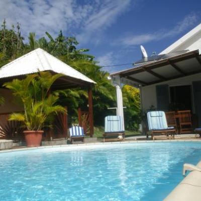 piscine et façade gauche du meublé de tourisme