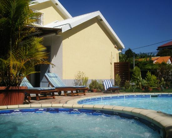 Ciel bleu de la Réunion,jacuzzi et piscine de la villa
