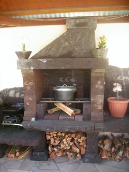 cuisine d'été au feu de bois et barbecue de la villa