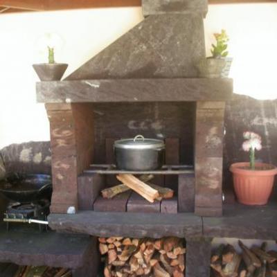 cuisine d'été au feu de bois et barbecue de la villa