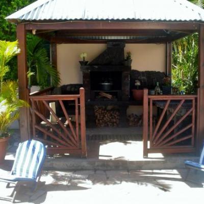 le kiosque abritant le barbecue de la maison