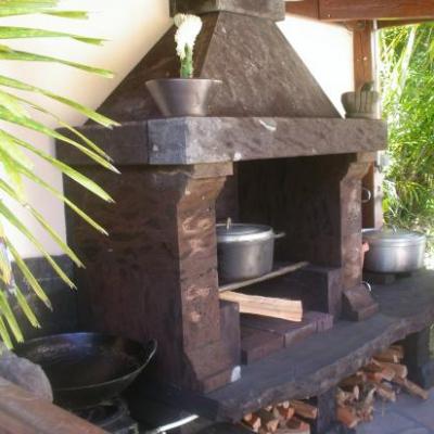 cuisine d'été au feu de bois et barbecue de l'hébergement