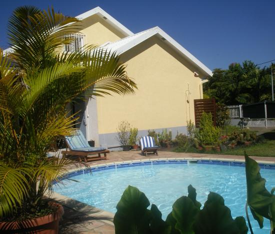 piscine et façade du meublé de tourisme, et le ciel bleu de la Réunion