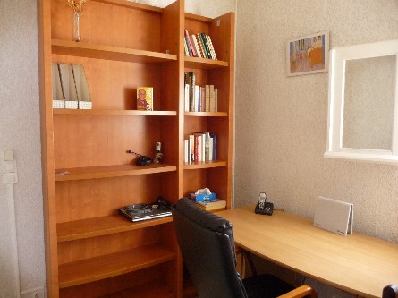 bureau et bibliothèque du meublé