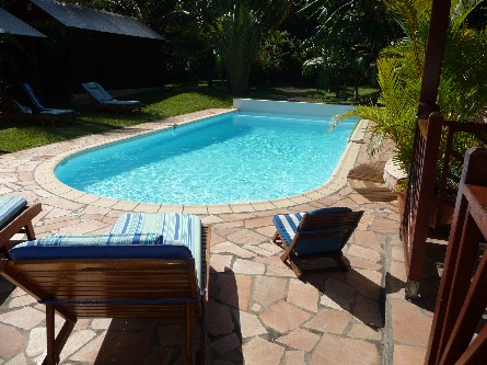 vue piscine et jardin