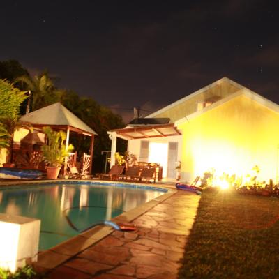 la piscine et la façade de la villa de nuit