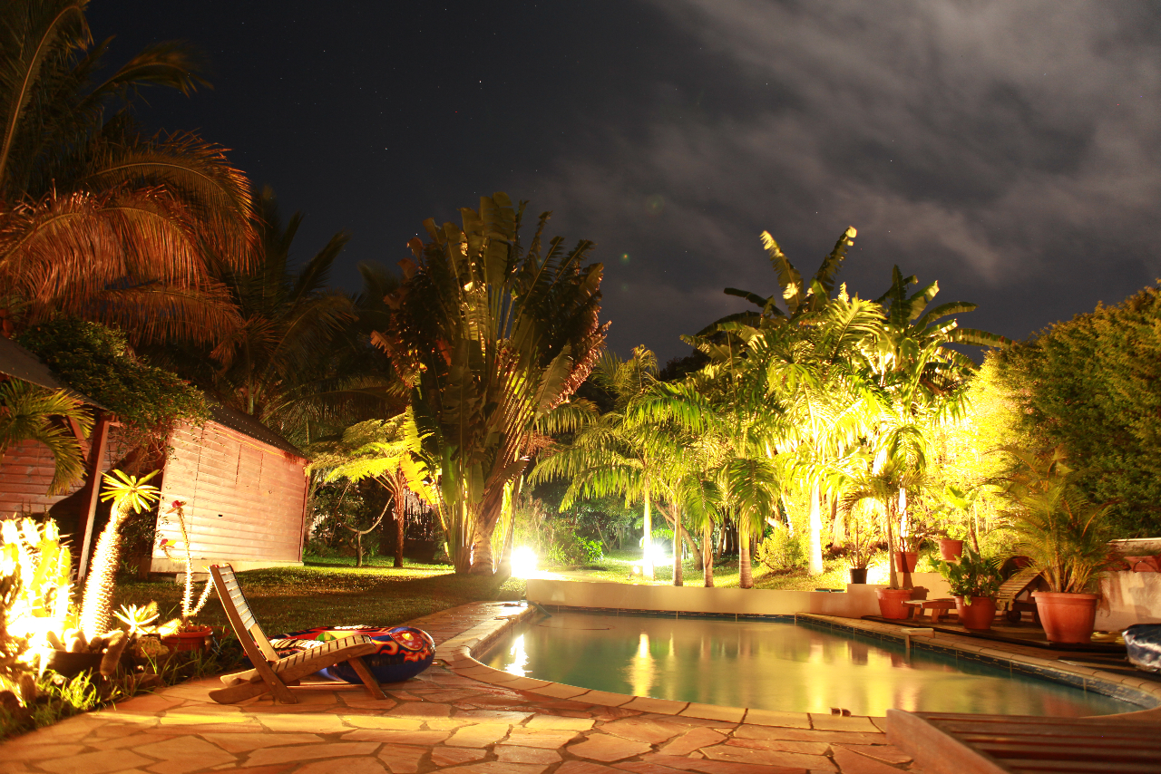 piscine et jardin du meublé de nuit