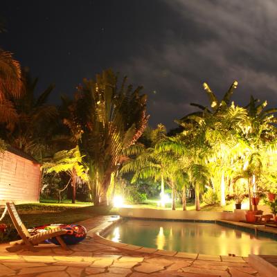 piscine et jardin du meublé de nuit