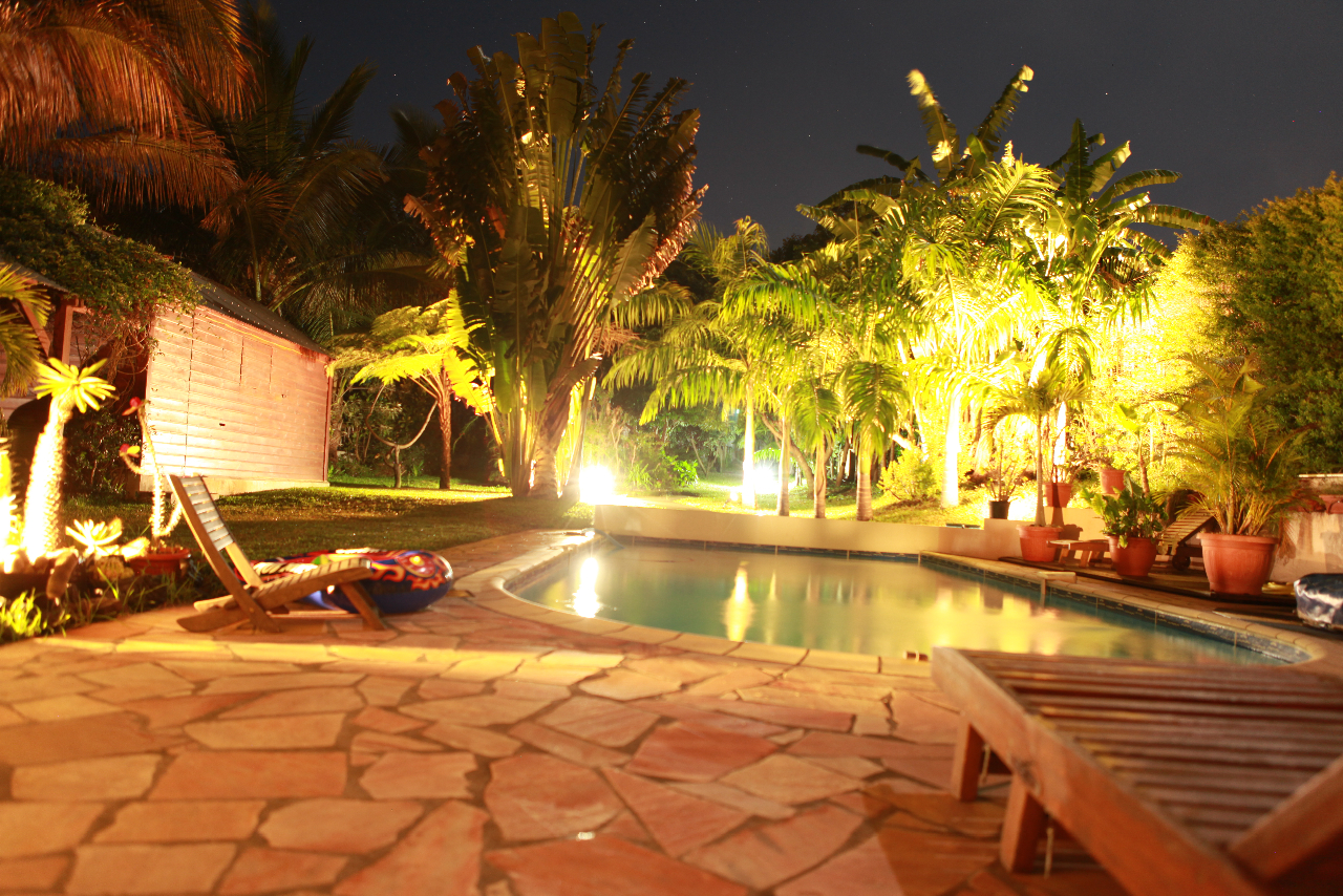 piscine et jardin de la location de nuit