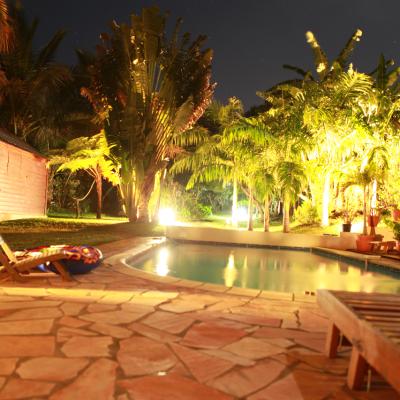 piscine et jardin de la location de nuit