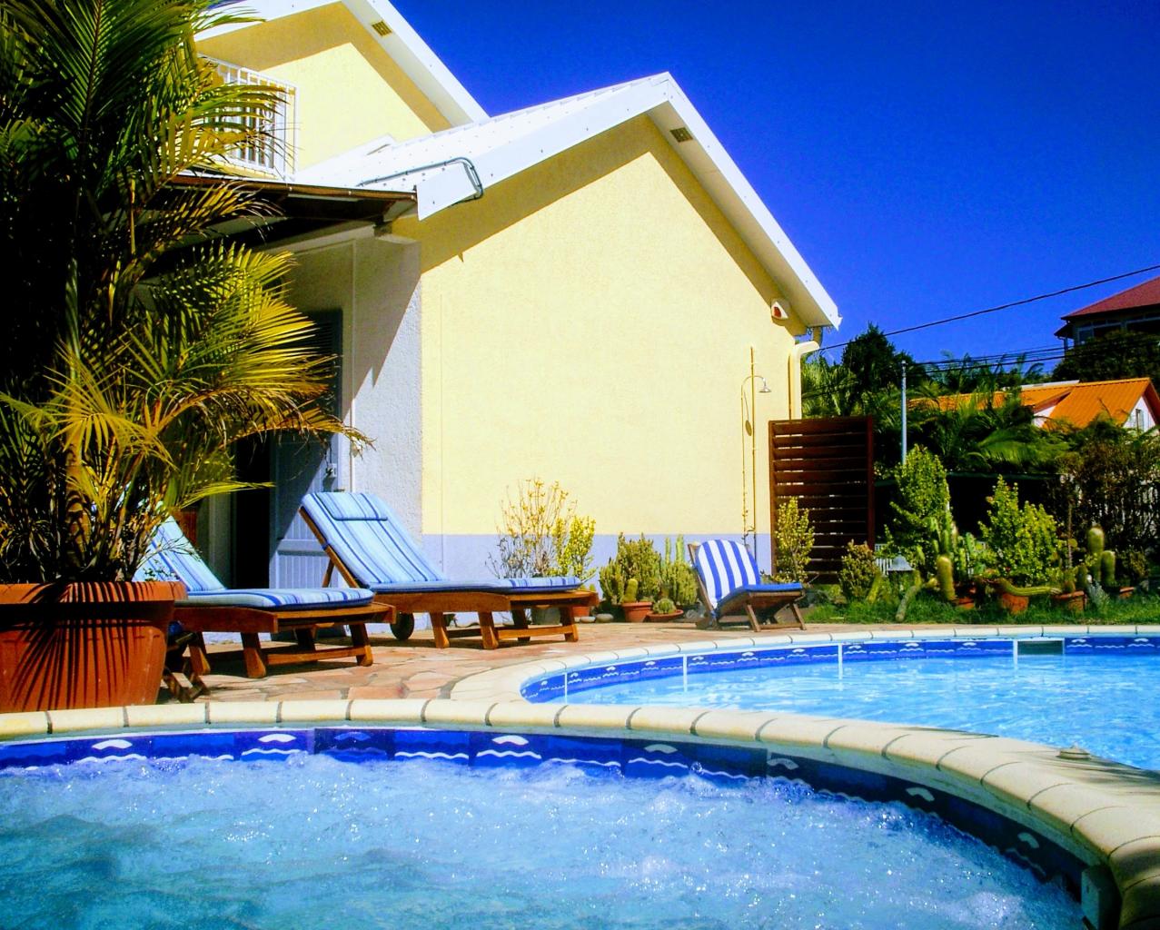 jacuzzi, piscine sur la façade droite du meublé